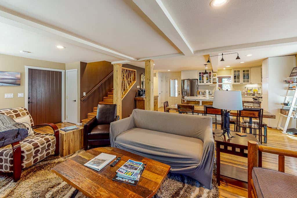 Hot Tub & Backyard - Walk 2 Blocks to Lake & Restaurants