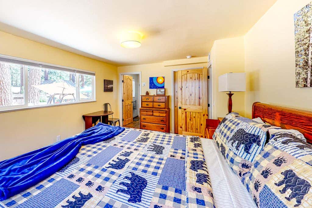 Hot Tub & Backyard - Walk 2 Blocks to Lake & Restaurants