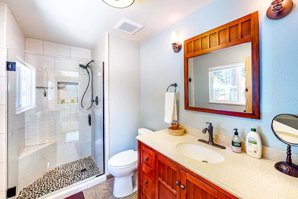 Hot Tub & Backyard - Walk 2 Blocks to Lake & Restaurants