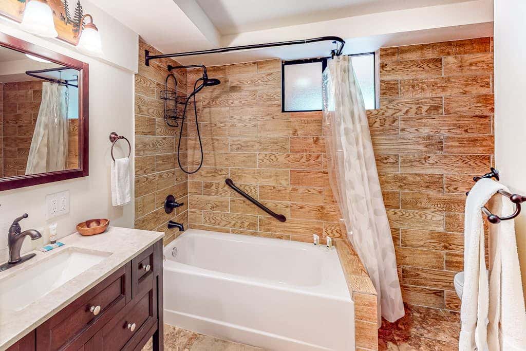 Hot Tub & Backyard - Walk 2 Blocks to Lake & Restaurants