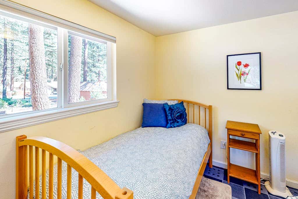 Hot Tub & Backyard - Walk 2 Blocks to Lake & Restaurants