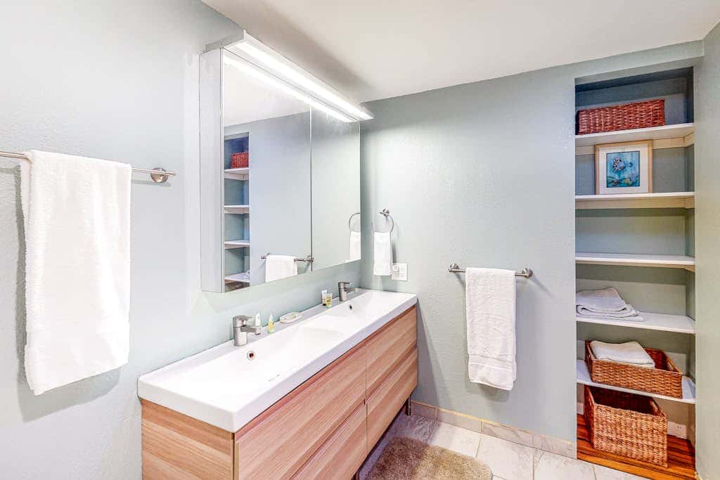 Hot Tub & Backyard - Walk 2 Blocks to Lake & Restaurants