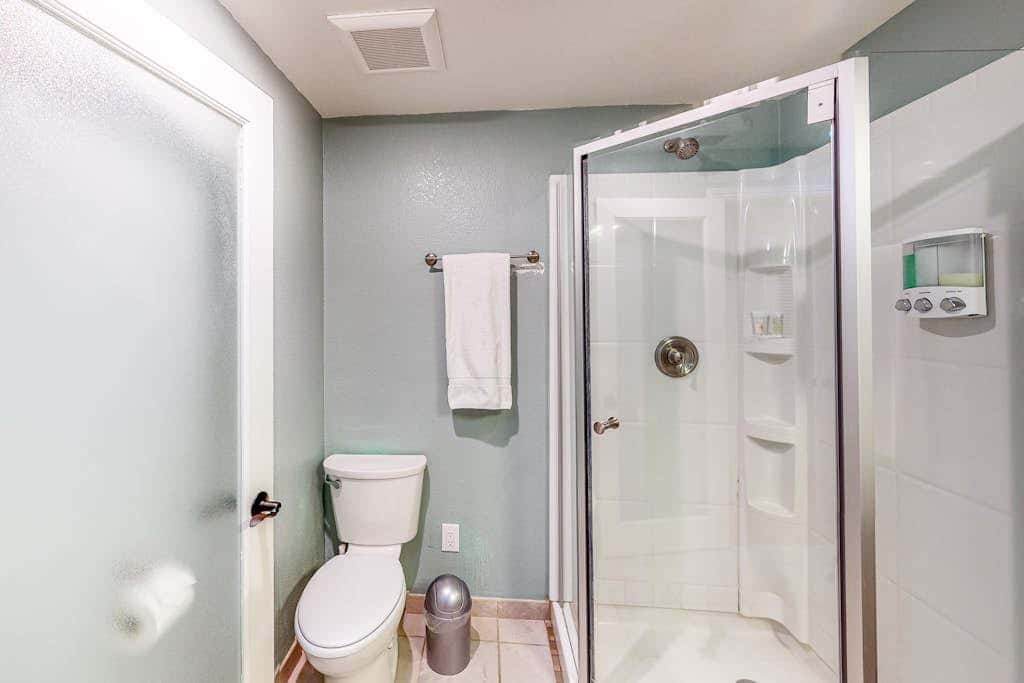 Hot Tub & Backyard - Walk 2 Blocks to Lake & Restaurants