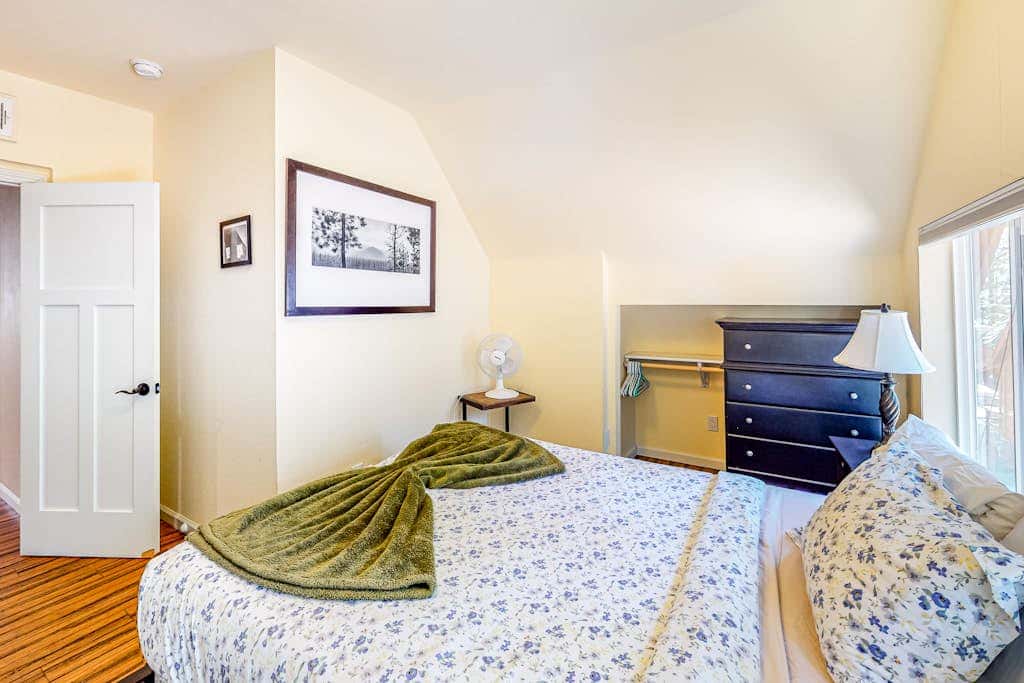 Hot Tub & Backyard - Walk 2 Blocks to Lake & Restaurants