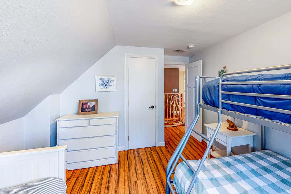 Hot Tub & Backyard - Walk 2 Blocks to Lake & Restaurants