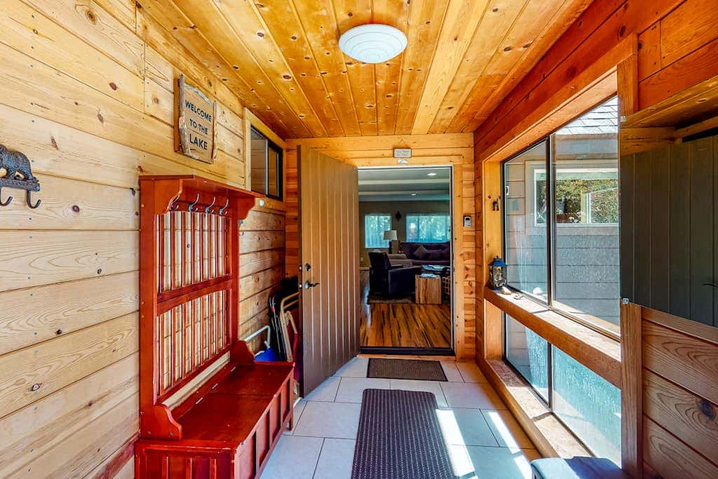 Hot Tub & Backyard - Walk 2 Blocks to Lake & Restaurants