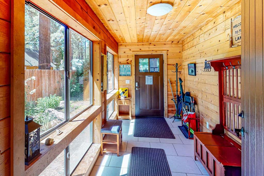 Hot Tub & Backyard - Walk 2 Blocks to Lake & Restaurants