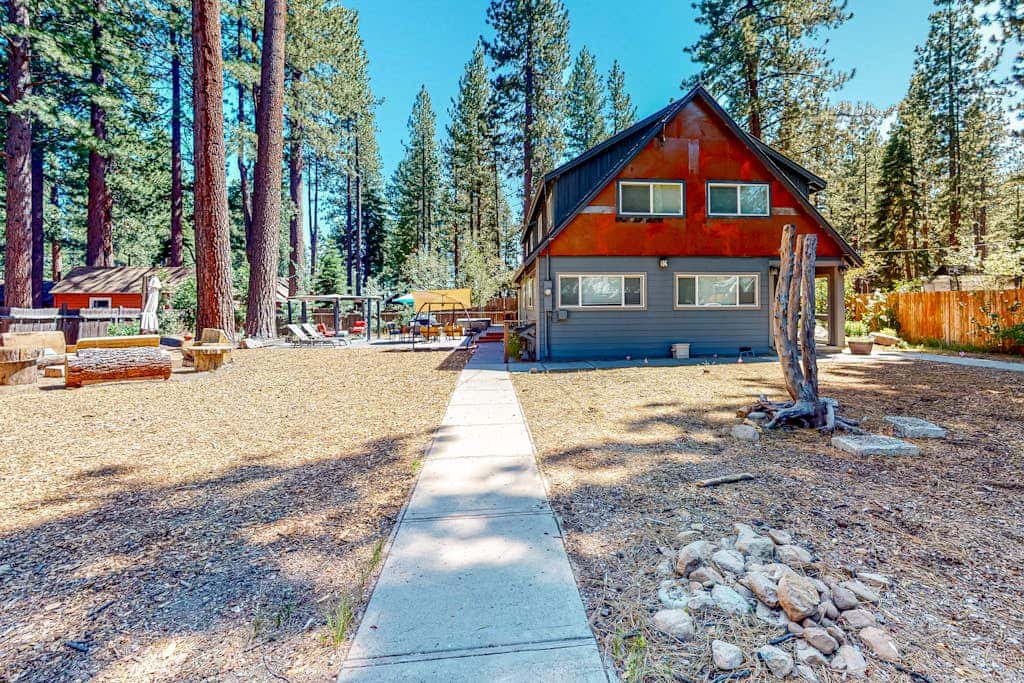 Hot Tub & Backyard - Walk 2 Blocks to Lake & Restaurants