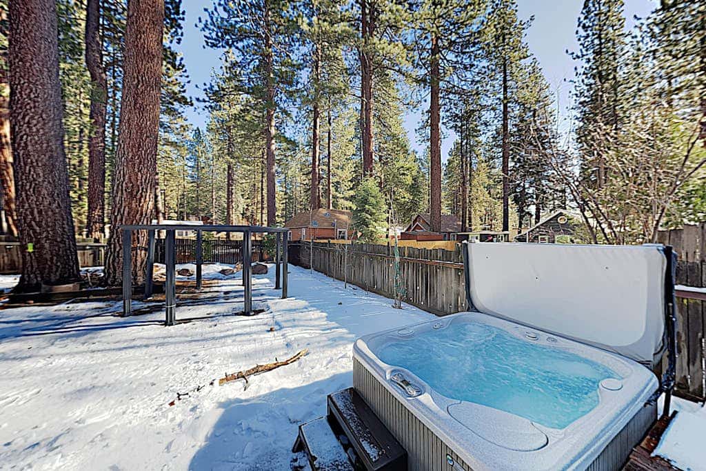 Hot Tub & Backyard - Walk 2 Blocks to Lake & Restaurants