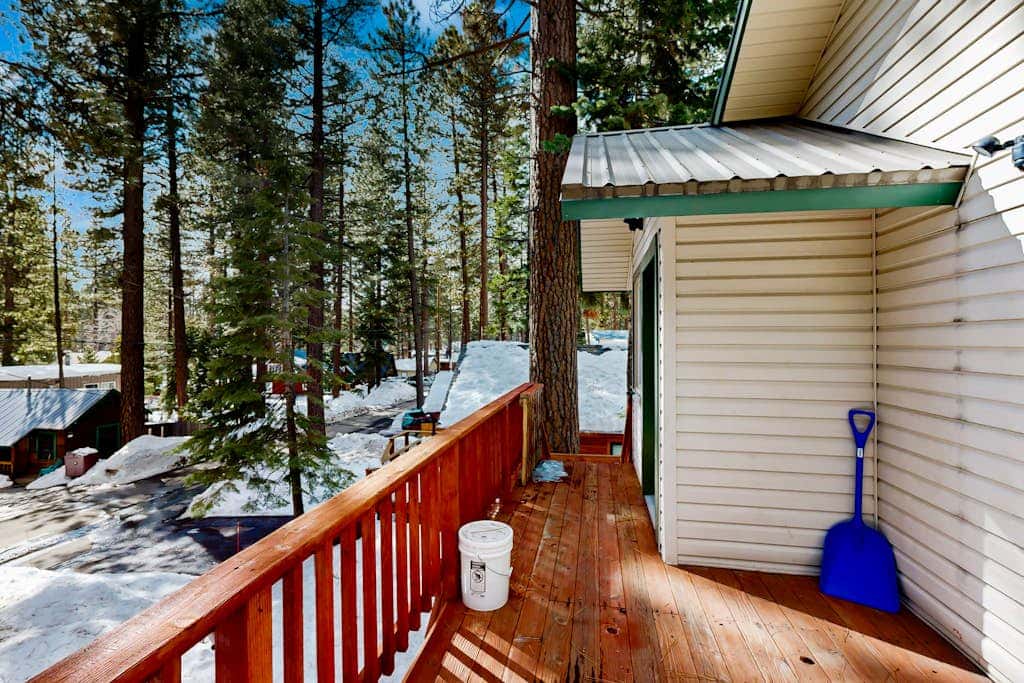 Modern, bright home with great deck - walk to Kings Beach, golf & town