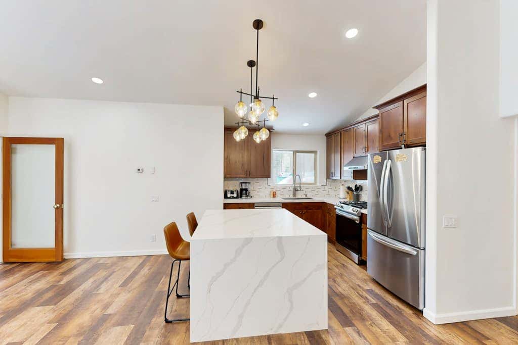 Modern, bright home with great deck - walk to Kings Beach, golf & town