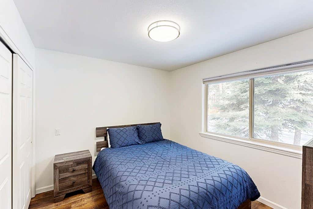 Modern, bright home with great deck - walk to Kings Beach, golf & town