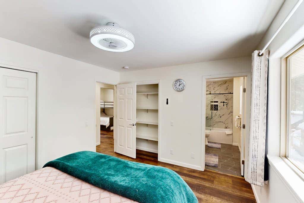 Modern, bright home with great deck - walk to Kings Beach, golf & town