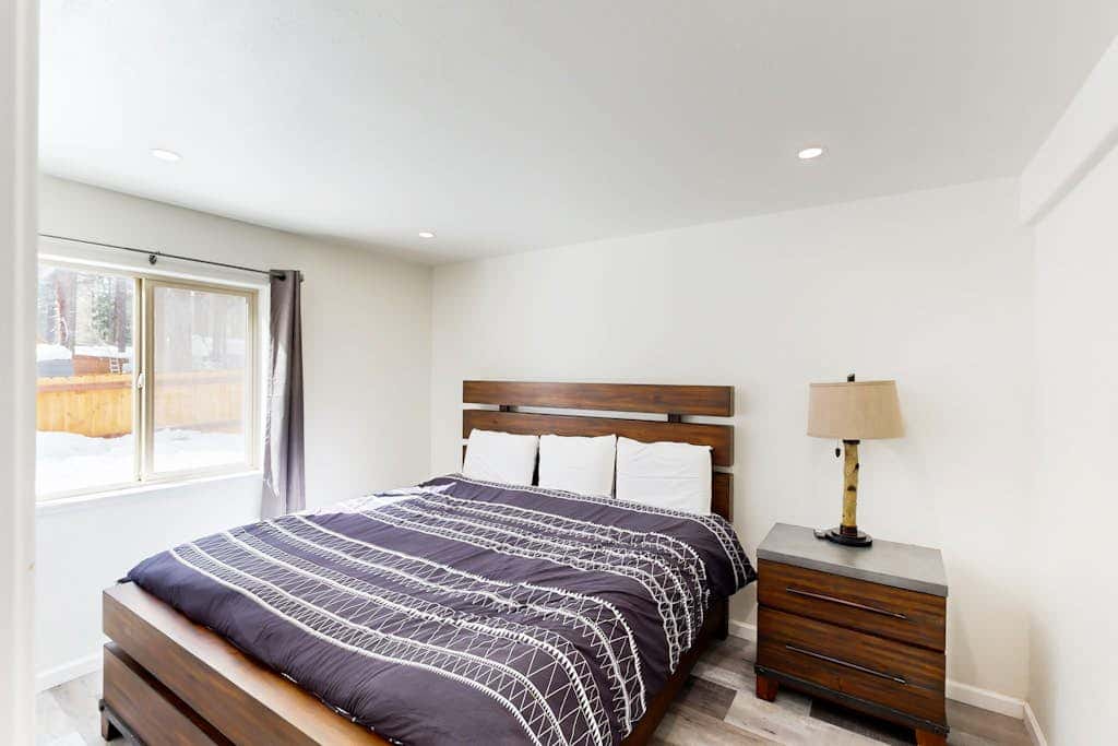 Modern, bright home with great deck - walk to Kings Beach, golf & town