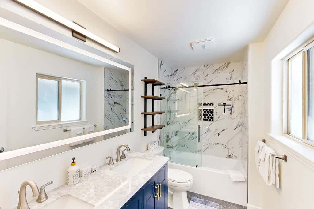 Modern, bright home with great deck - walk to Kings Beach, golf & town