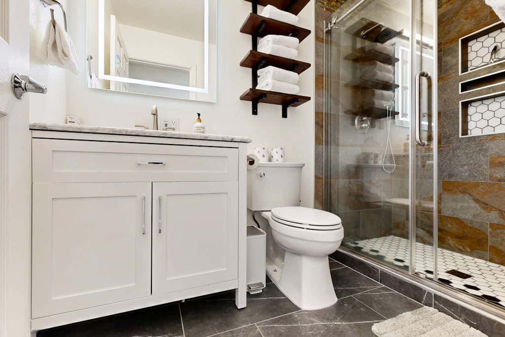 Modern, bright home with great deck - walk to Kings Beach, golf & town