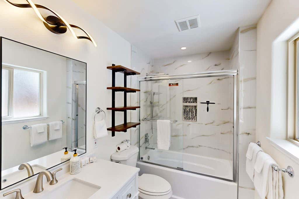 Modern, bright home with great deck - walk to Kings Beach, golf & town