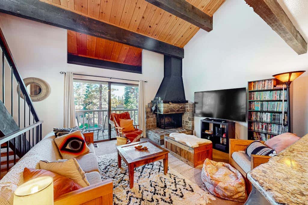 Cozy, 3-story condo with prime location, seasonal pool, tennis & sauna