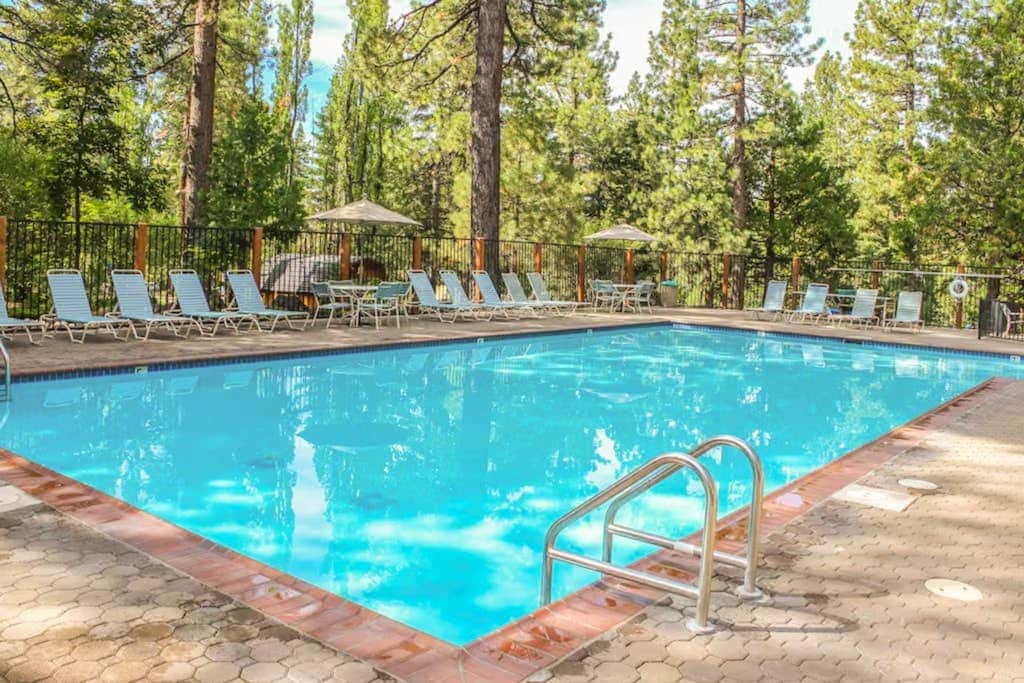 Cozy, 3-story condo with prime location, seasonal pool, tennis & sauna
