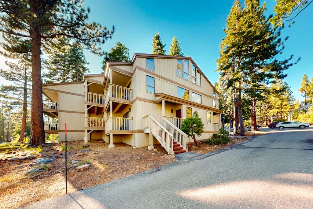 Cozy, 3-story condo with prime location, seasonal pool, tennis & sauna