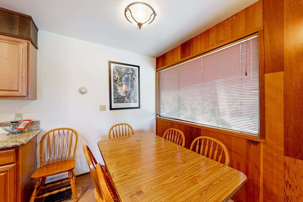 Cozy, 3-story condo with prime location, seasonal pool, tennis & sauna