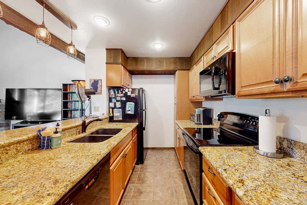 Cozy, 3-story condo with prime location, seasonal pool, tennis & sauna