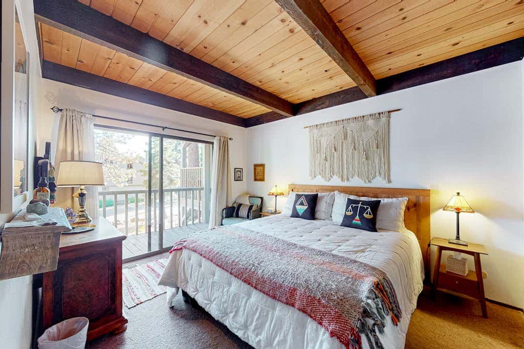 Cozy, 3-story condo with prime location, seasonal pool, tennis & sauna