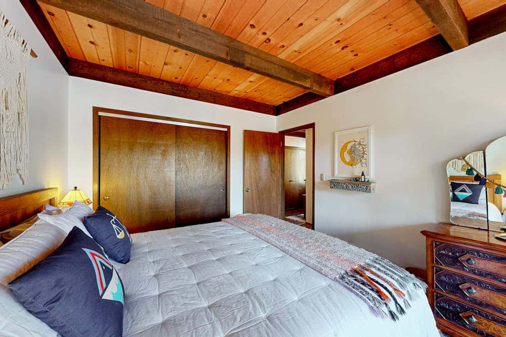 Cozy, 3-story condo with prime location, seasonal pool, tennis & sauna