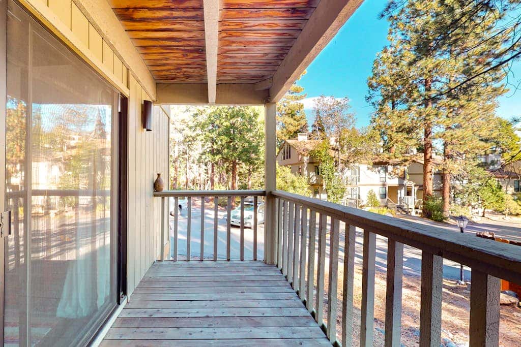 Cozy, 3-story condo with prime location, seasonal pool, tennis & sauna