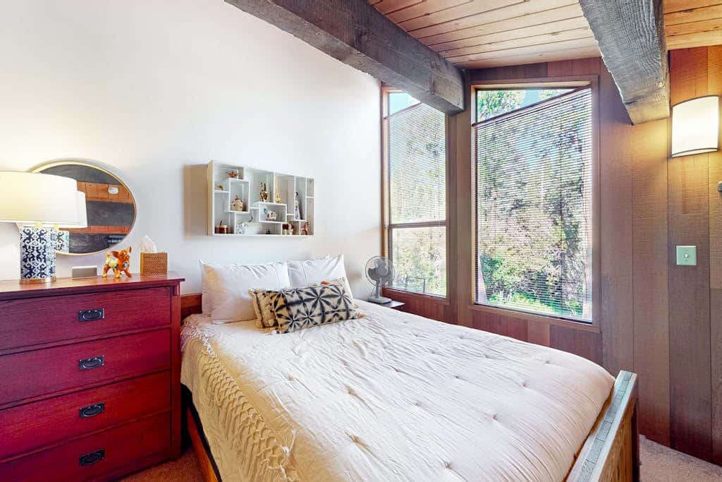 Cozy, 3-story condo with prime location, seasonal pool, tennis & sauna