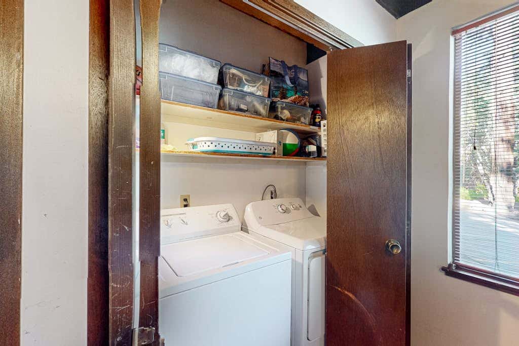 Cozy, 3-story condo with prime location, seasonal pool, tennis & sauna