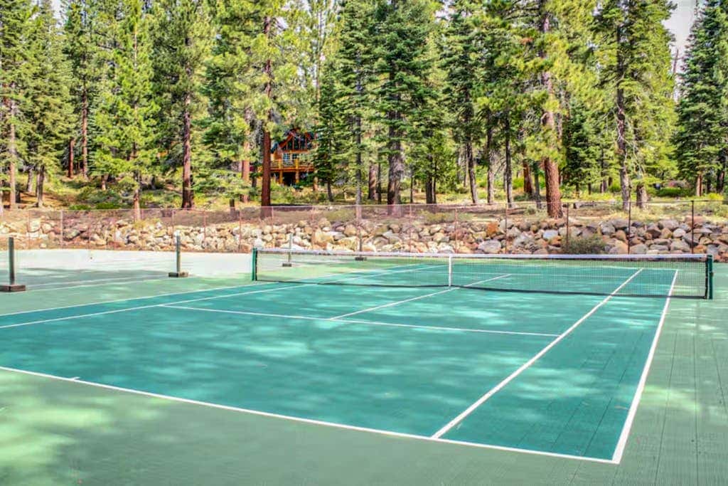 Cozy, 3-story condo with prime location, seasonal pool, tennis & sauna