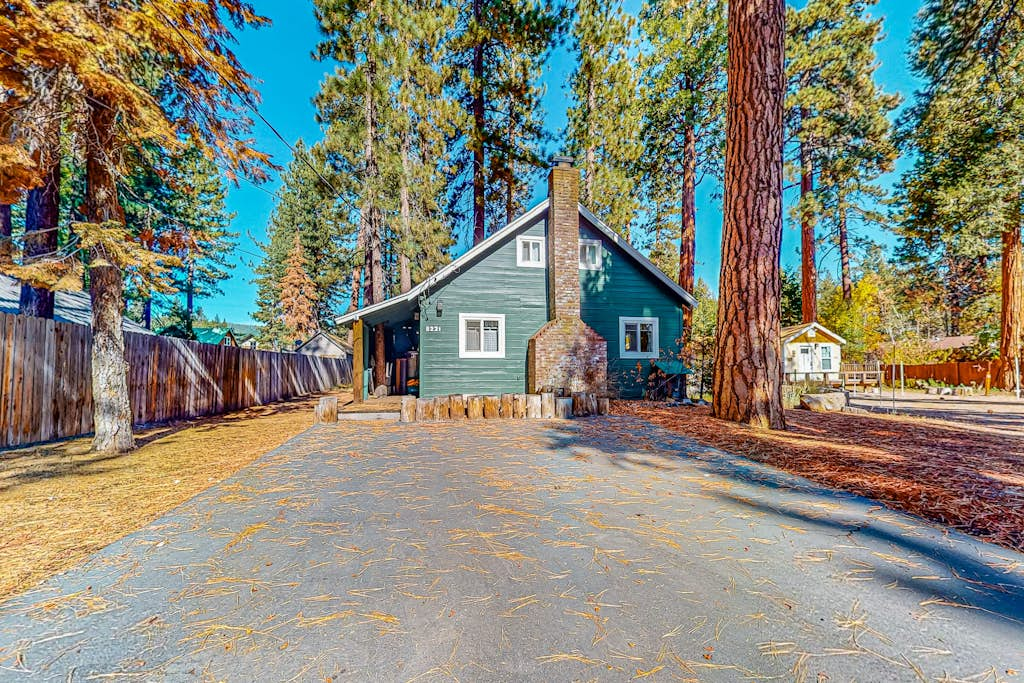 Darling cabin near beach-lake with wood stove & private washer&dryer