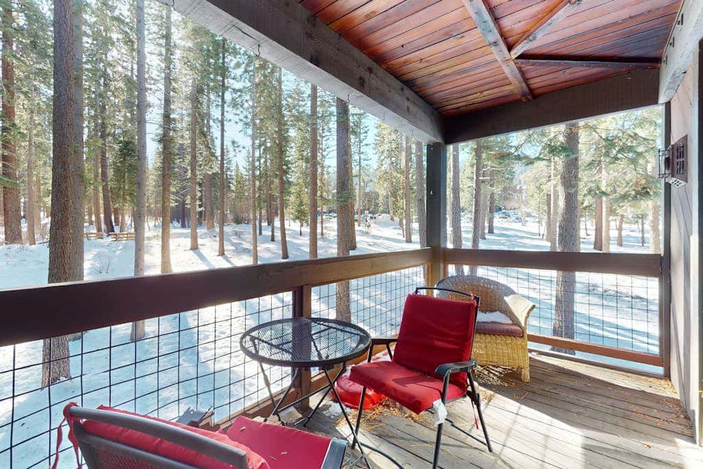 Bright studio with access to hot tub & pools - near the slopes
