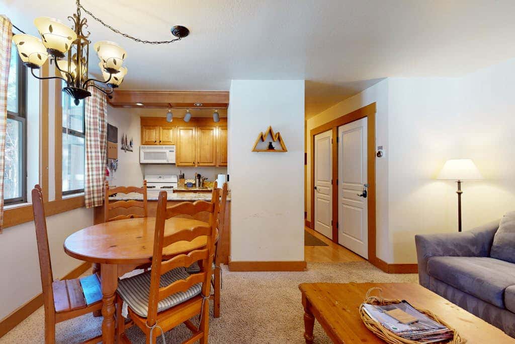 Bright studio with access to hot tub & pools - near the slopes