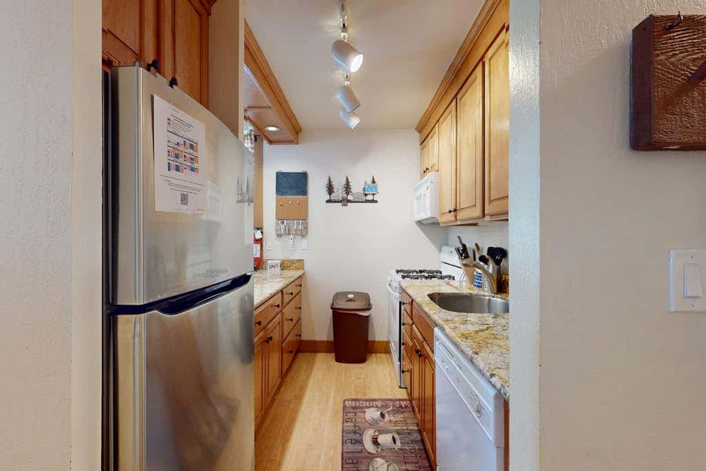 Bright studio with access to hot tub & pools - near the slopes