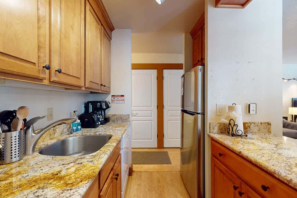 Bright studio with access to hot tub & pools - near the slopes