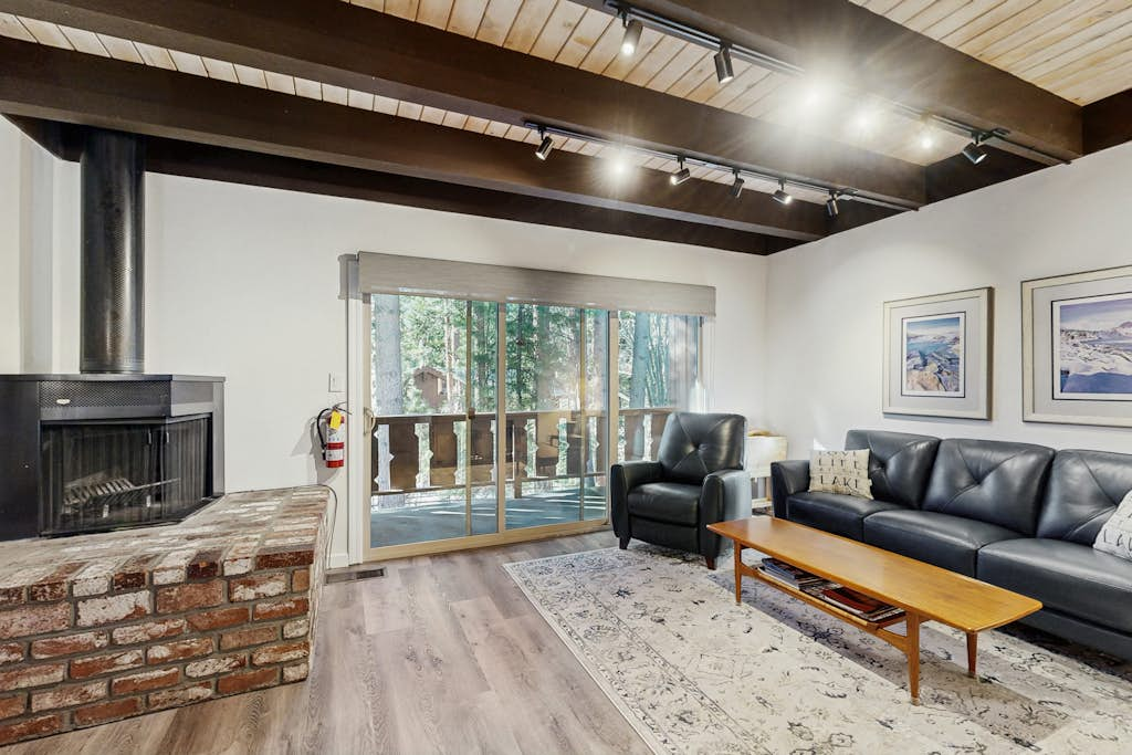 Cozy Family-Friendly Condo with Fenced Yard, Deck, BBQ, Walk to Shops
