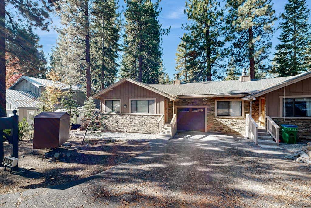 Dog-Friendly Duplex with fireplace, balcony and free internet