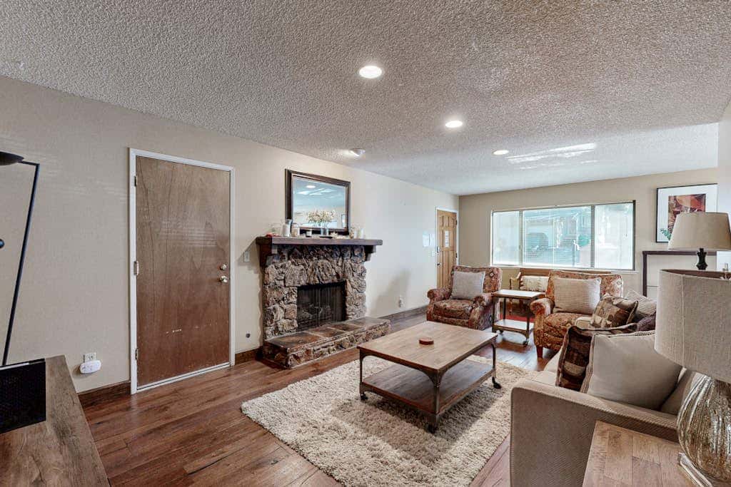Dog-Friendly Duplex with fireplace, balcony and free internet
