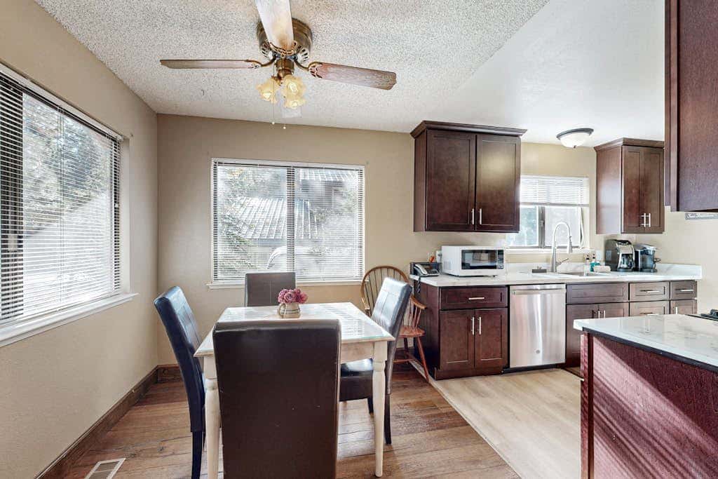 Dog-Friendly Duplex with fireplace, balcony and free internet