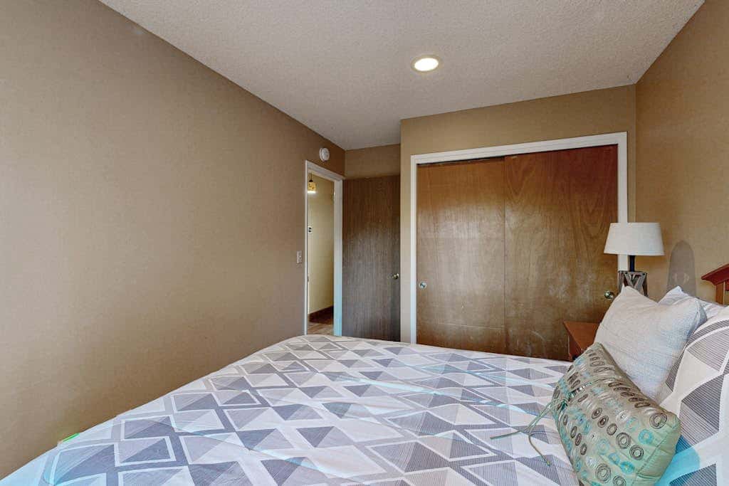 Dog-Friendly Duplex with fireplace, balcony and free internet