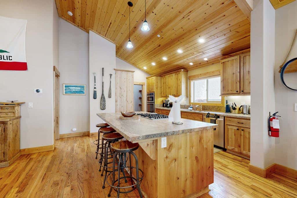 with Private Hot Tub & Deck Short Walk to Beach, Near Skiing