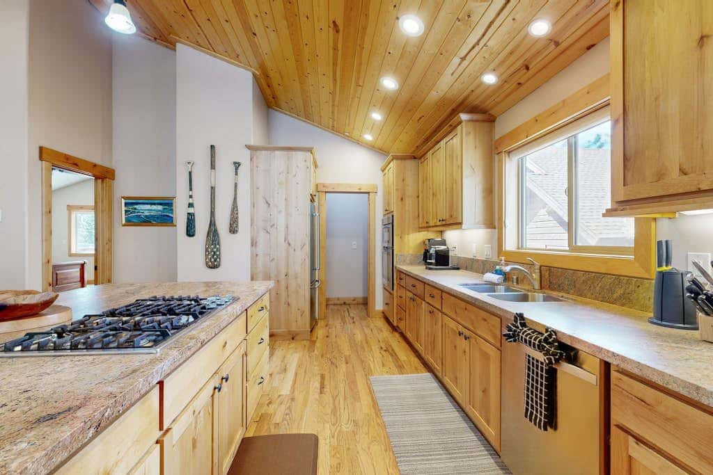 with Private Hot Tub & Deck Short Walk to Beach, Near Skiing