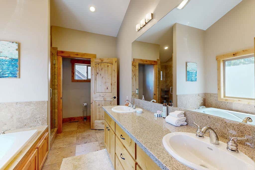 with Private Hot Tub & Deck Short Walk to Beach, Near Skiing