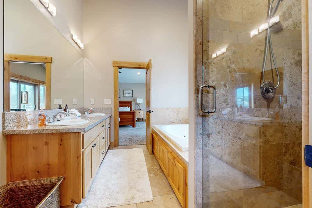 with Private Hot Tub & Deck Short Walk to Beach, Near Skiing