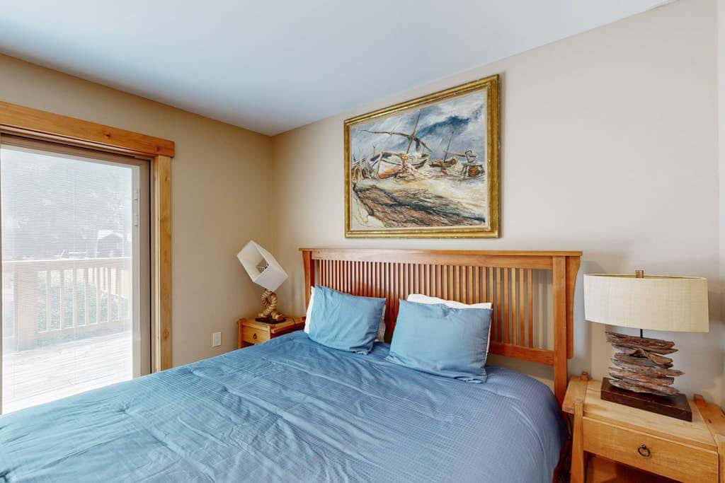 with Private Hot Tub & Deck Short Walk to Beach, Near Skiing
