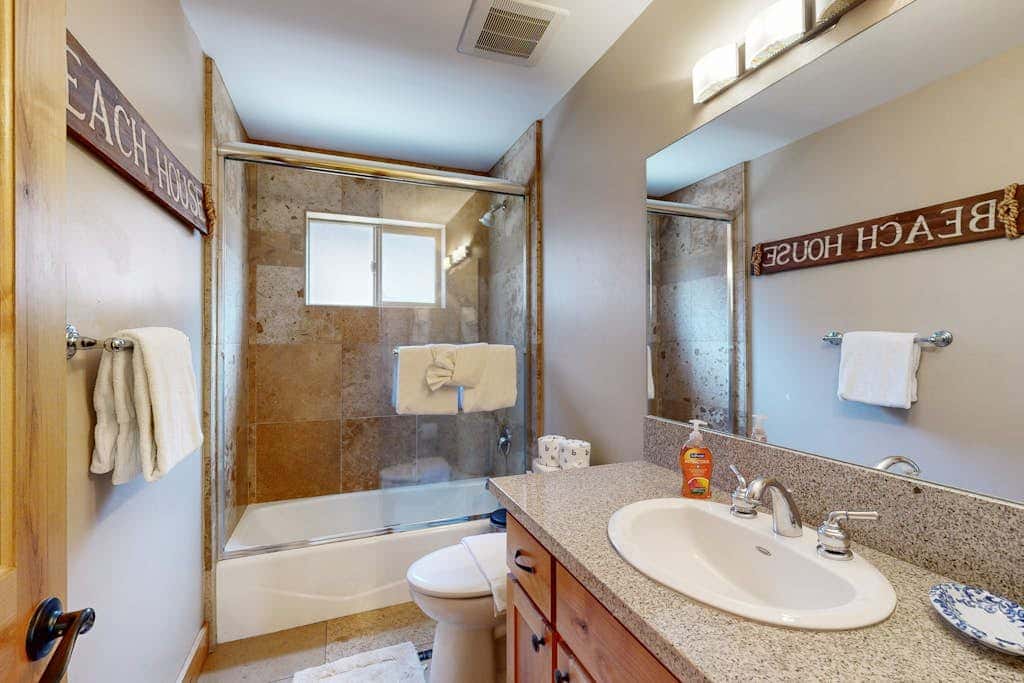 with Private Hot Tub & Deck Short Walk to Beach, Near Skiing