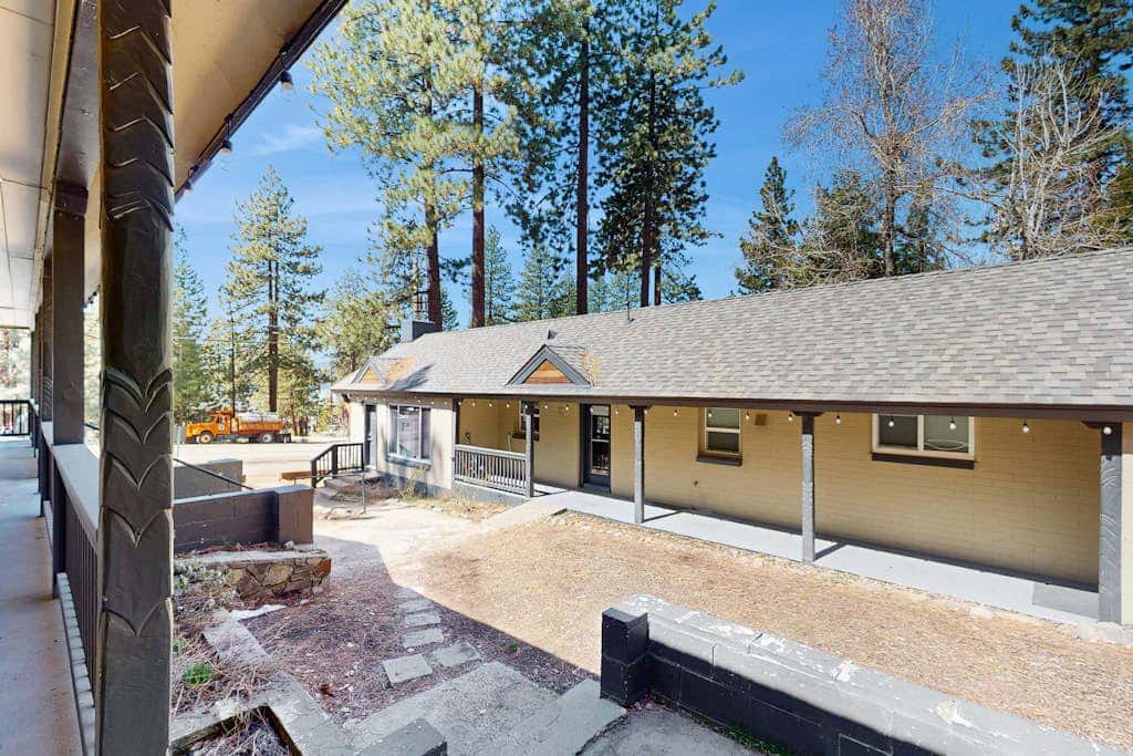 Wholesome hotel with lakeview, golf, skiing, WiFi, & Netflix