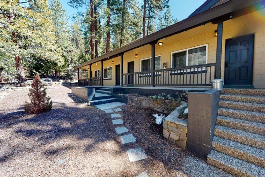 Wholesome hotel with lakeview, golf, skiing, WiFi, & Netflix